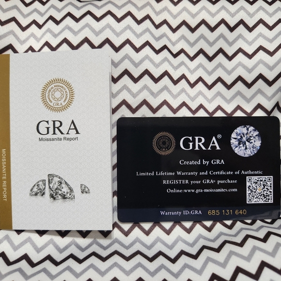 NIB Brand New Hidden Adjustable Moisanite Ring GRA Certified - Picture 8 of 9